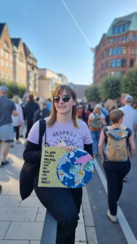 Nina hält auf dem Klimastreik in Hamburg ein Schild mit der Aufschrift "Es gibt nichts Wichtigeres auf der Welt als DIE WELT"